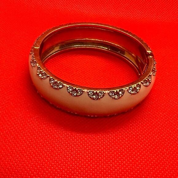 STELLA & DOT Cream Rhinestone Enamel Hinged Bangle Bracelet Chunky GoldTone - Picture 4 of 12